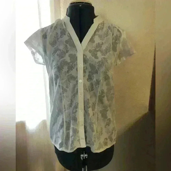 St John's Bay Thin White Short Sleeve Button Down Shirt Blouse Flower Women Smal - Picture 2 of 8
